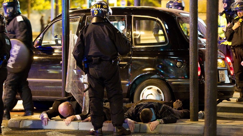 Londýn_gangy_policajti_zadržaní pri zemi